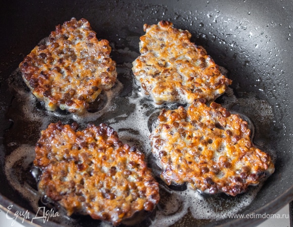 Жарим по 1–2 минуты с каждой стороны до золотистой корочки.