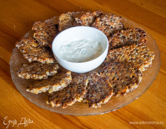 Для подачи можно использовать соус — от самой простой сметаны с зеленью до классического йогуртового с огурцом и чесноком. Приятного аппетита!