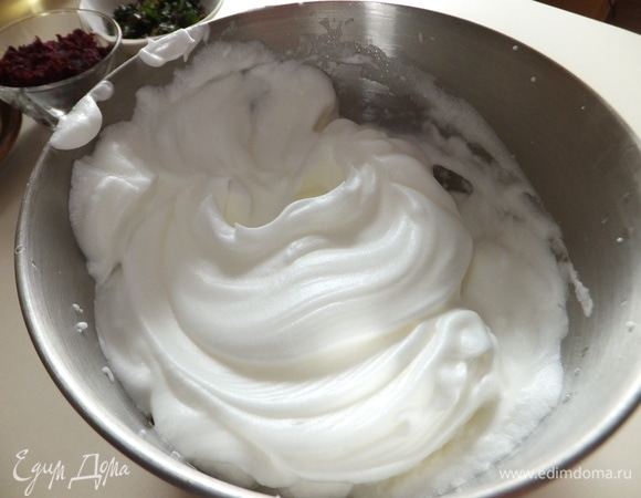 Белки солим щепоткой соли и взбиваем до крутых пиков.