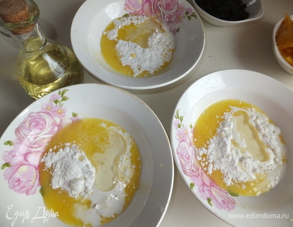 Венчиком размешиваем желтки, добавляем разрыхлитель теста, сливки, растительное масло. Все ингредиенты делим на три части и кладем в разные тарелки.