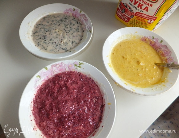 В одну из трех тарелок добавляем листья мангольда, во вторую тарелку добавляем тыкву, в третью тарелку — свеклу. Все перемешиваем до однородной массы.