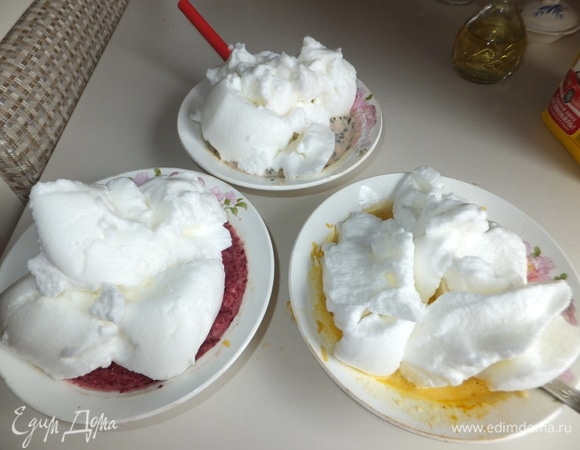 Взбитые белки делим на три тарелки поровну. Все аккуратно перемешиваем.