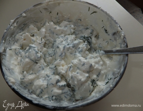 Готовим начинку: берем плавленый сыр, смешиваем его с измельченным укропом и чесночной солью. Все тщательно перемешиваем.