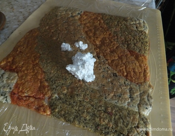 Равномерно распределяем по готовому листу начинку.