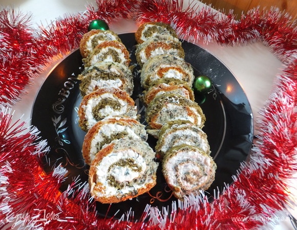 Освобождаем рулет от пищевой пленки и нарезаем порционными кусочками. Приятного аппетита!