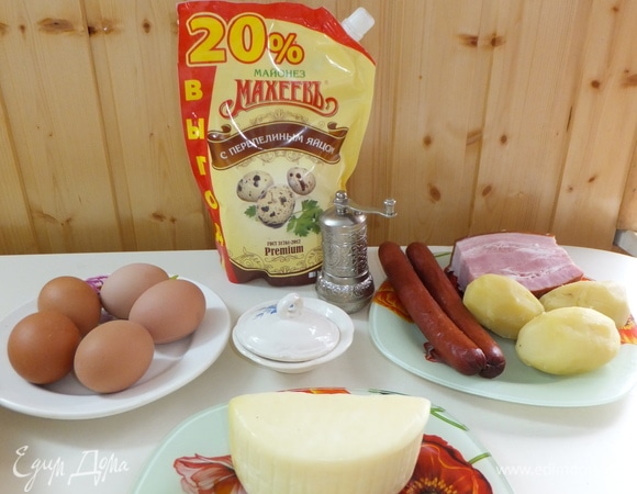 Отвариваем картофель и яйца.