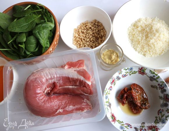 Приготовить все необходимое. Пармезан натереть на мелкой терке. Я использовала масло от вяленых помидоров — оно более насыщенное по цвету. Посмотрите, какой у него приятный оранжевый оттенок. Чеснок почистить.