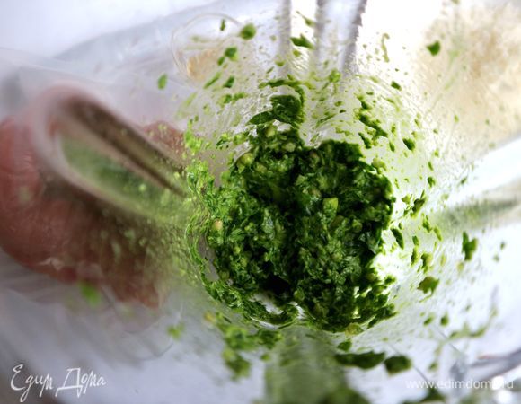 Шпинат вымыть, откинуть на дуршлаг, дать стечь воде. В блендер поместить шпинат, кедровые орехи, оливковое масло, нарезанный мелко чеснок. Измельчить.