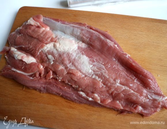 Вырезку разрезать вдоль таким образом, чтобы кусок мяса можно было раскрыть, как книжку. Эту процедуру повторить еще раз, надрезая кусок вдоль с одной длинной стороны и другой. Развернуть. Должен получиться довольно плоский кусок, как на фотографии.