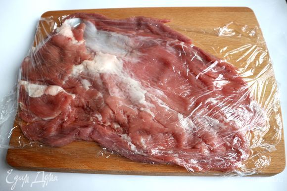 Накрыть мясо пленкой, отбить аккуратно, чтобы не порвать нежное мясо.