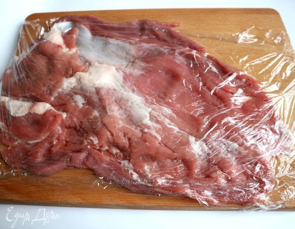 Накрыть мясо пленкой, отбить аккуратно, чтобы не порвать нежное мясо.