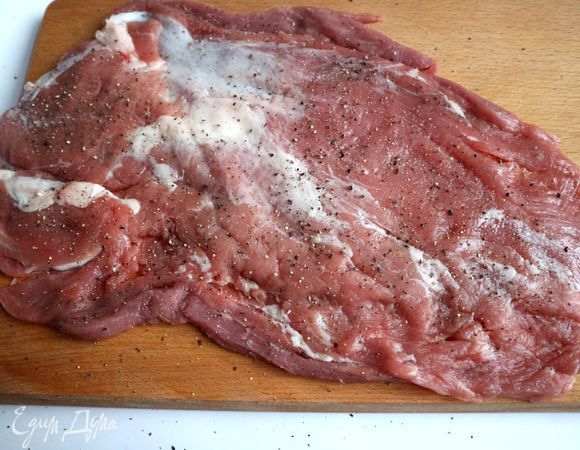 Посолить, поперчить, перевернуть кусок мяса на другую сторону.