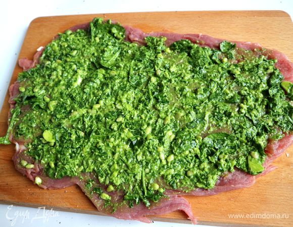 На всю поверхность равномерно, отступая от края 0,5 см, нанести песто. Дать полежать 15–20 минут. Духовку разогреть до 180°C.