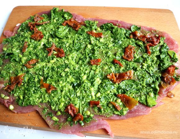 Вяленные в масле помидоры нарезать на средние кусочки, распределить равномерно по поверхности песто.