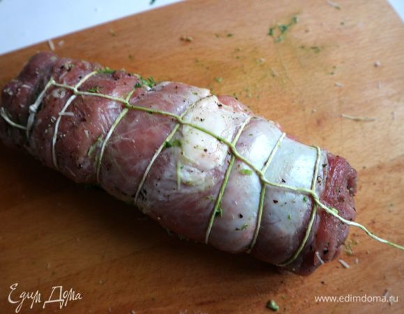 Свернуть мясо в рулет и обвязать кулинарной нитью.