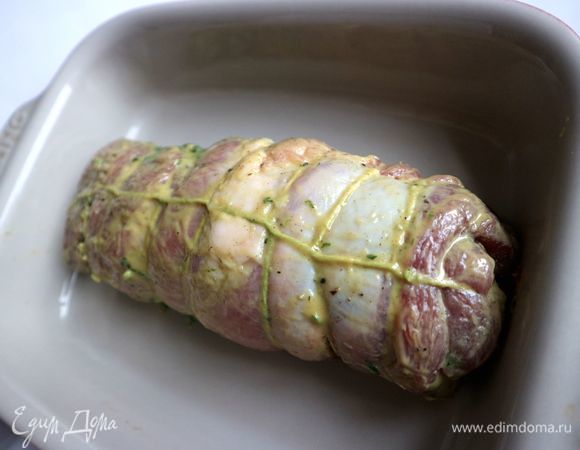 Сбмазать рулет смесью дижонской горчицы и меда, помассировать слегка мясо. Дать полежать 5–7 минут.