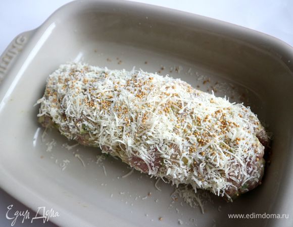 Посыпать рулет пармезаном и семенами горчицы. Отправить в духовку примерно на 45–50 минут. Через 40 минут проверьте рулет. Рулет должен зарумяниться. Во время запекания несколько раз полить рулет выделяющимся соком.