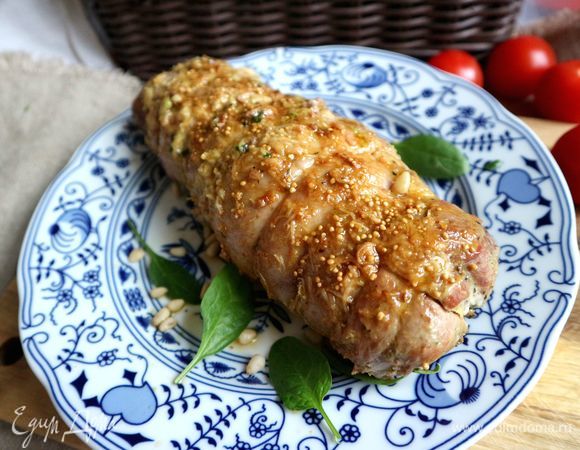 Рулет готов. Вынуть из духовки, удалить кулинарную нить. Дать ему отдохнуть минут 5–7, чтобы соки распределились по куску мяса.