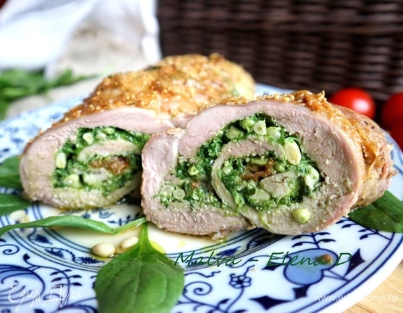 Нарезать на порции. Подавать со свежими овощами.