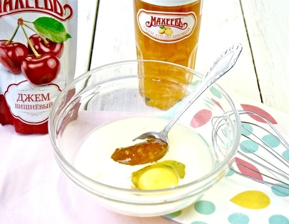 Для начала соедините жидкие продукты: молоко, яйцо, растительное масло, ванильный экстракт и апельсиновый джем ТМ «МахеевЪ» (он придаст приятную цитрусовую нотку).