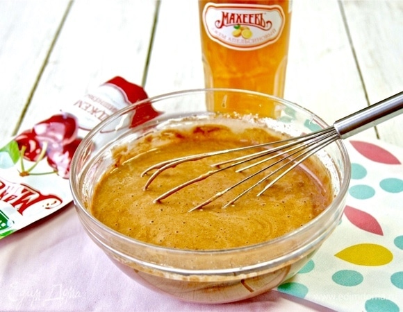 На этом этапе добавьте винный уксус, перемешайте. Масса начнет пениться, это нормально.