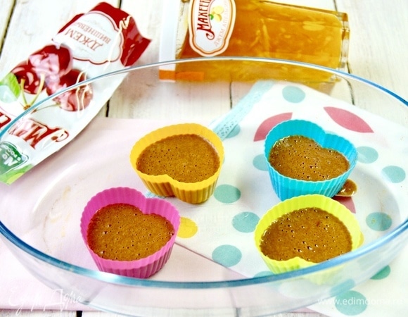 Смажьте формочки сливочным маслом и наполните тестом до половины (тесто хорошо поднимается). Поставьте в разогретый до 180–190°C духовой шкаф на 25–30 минут, готовность проверьте деревянной шпажкой.