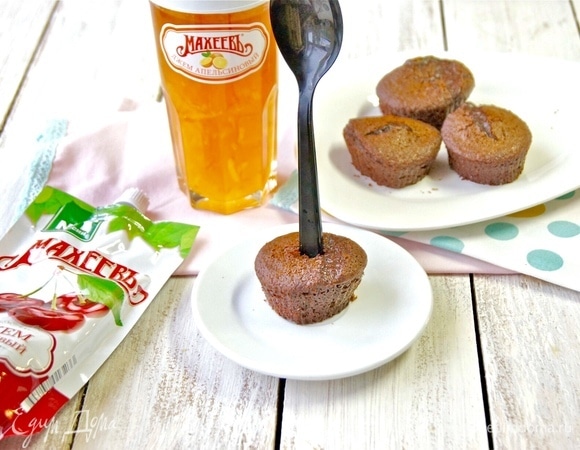 Готовые кексы выньте из духовки, остудите и извлеките из формы. Сделайте углубление в центре, но не до конца.