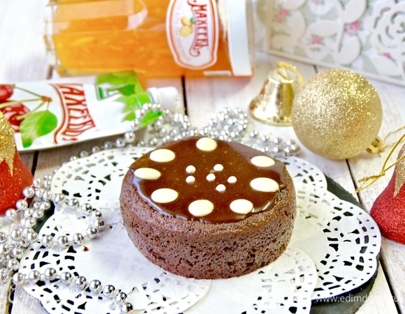 Можно сделать пирожные, для этого нужно использовать специальные формы. Я делаю внутри углубление, смазываю вишневым джемом, заполняю кремом и заливаю шоколадной помадкой.