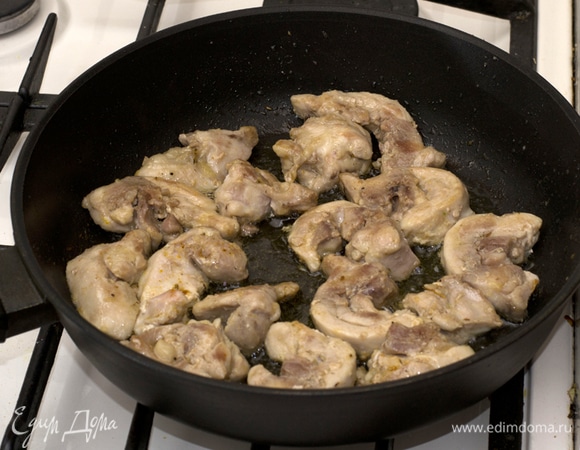 Куриное филе нарезать и обжарить в течение 15 минут.