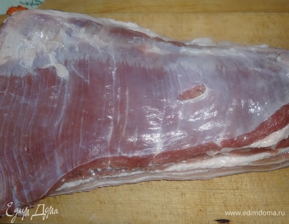 Свиной подчеревок тщательно промыть под проточной водой, обсушить бумажным полотенцем.