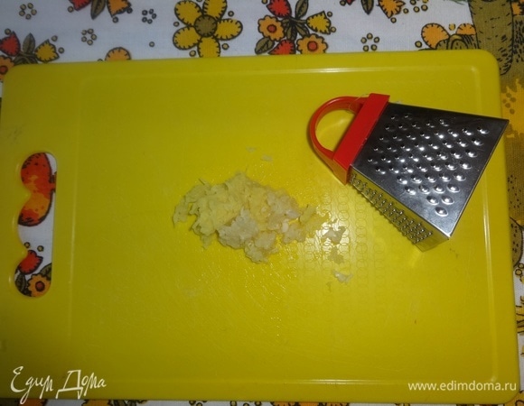 Чеснок очистить и натереть на мелкой терке.