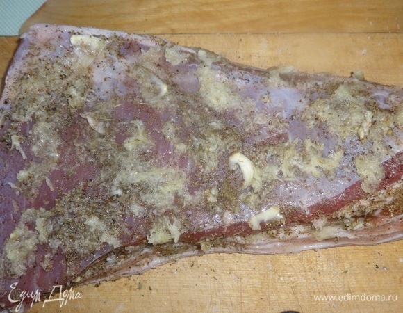 Мясо со всех сторон натереть солью. Затем с внутренней стороны и с боков натереть чесноком, посыпать перцем и хмели-сунели.