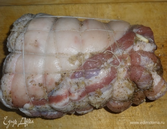 Свернуть кусок в тугой рулет (я начинала сворачивать с узкого конца). Перевязать крест-накрест прочными нитками.