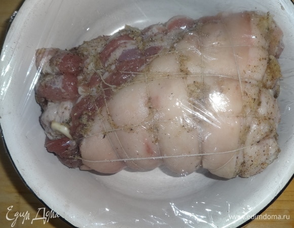 Подготовленный кусок подчеревка положить в миску, накрыть пищевой пленкой и поставить в холодильник на 4–5 часов.