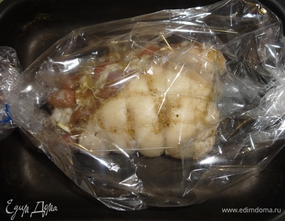 Рулет положить в рукав для запекания. Закрыть клипсами с обеих сторон, сверху сделать несколько проколов ножом. Выложить на противень. Поставить противень с рулетом в духовку, разогретую до 180°C, на 3 часа. Ориентируйтесь по своей технике.