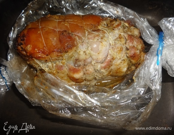 За 30–40 минут до окончания приготовления осторожно разрезать рукав для запекания и поставить рулет опять в духовку, чтобы он подрумянился.