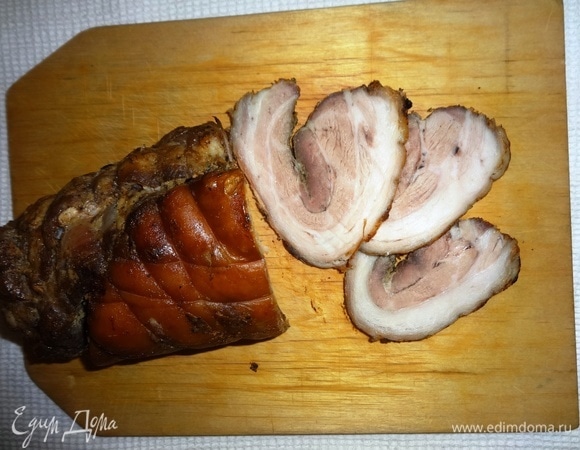 Можно подавать рулет теплым или холодным, кто как любит. Если будете подавать холодным, поставьте его в холодильник, чтобы хорошо охладился. Готовый рулет нарезать тонкими кусочками.