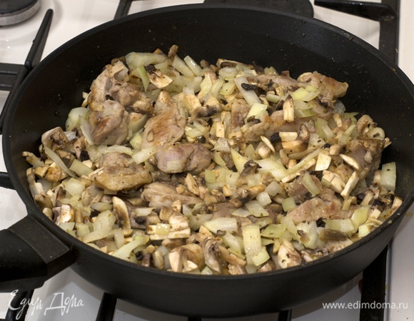 Добавить мелконарезанные лук и грибы. Посолить. Перемешать. Жарить 15 минут.