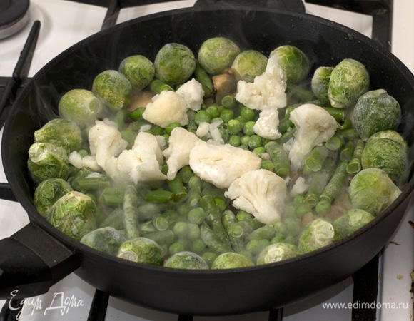 Добавить овощи. Налить 150 мл воды. Тушить 20 минут.