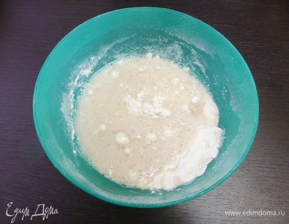 Влить в муку дрожжи с водой, оставшееся масло.