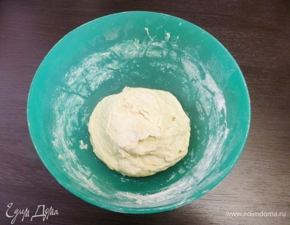 Замесить мягкое тесто.