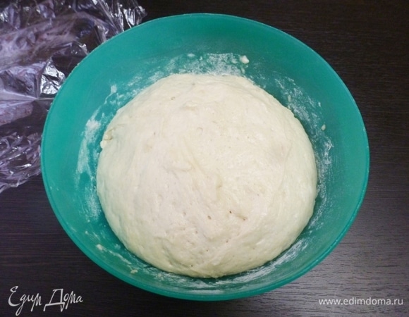 Накрыть его пищевой пленкой и оставить в теплом месте на 1 час. Вот так тесто поднялось через час. Этого количества мне хватило на 2 пиццы диаметром 20–23 см. Полученное тесто я разделила пополам.