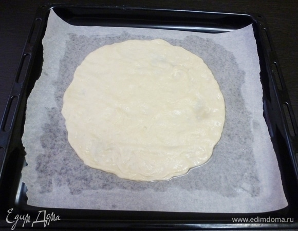Тесто получилось очень мягкое, воздушное, податливое и нелипкое. Бумагу для выпечки смазать растительным маслом и растянуть на ней лепешку. Тесто замечательно растягивается на пекарской бумаге без скалки. Вообще-то, я читала, что лепешку для пиццы нужно именно растягивать, так тесто не теряет свою воздушность.