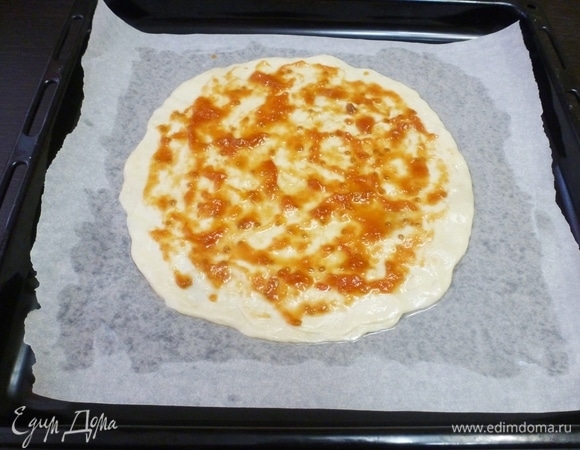 Смазать лепешку томатным соусом. Это должен быть именно томатный соус, а не кетчуп или еще что-то. У меня паста из домашних помидоров, сама заготавливала. Посыпать травками: базиликом и тимьяном. Базилик желательно, конечно, свежий, но использовала то, что было на этот раз.