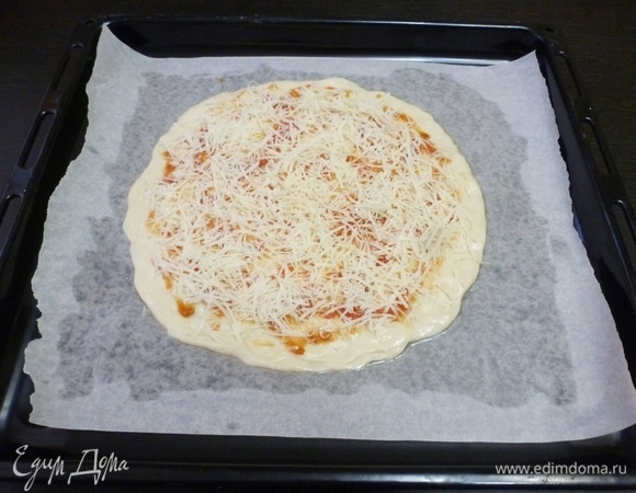 Сыры натереть на терке и посыпать пиццу поверх томатного соуса. Сбрызнуть оливковым маслом.