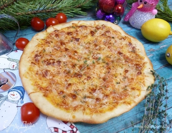 Когда начнете заниматься приготовлением пиццы, нужно заранее включить духовку и разогреть ее до 250°C. Вот в разогретую духовку и ставим пиццу на 10 минут. Зарумянились края, сыр расплавился — значит, все готово!