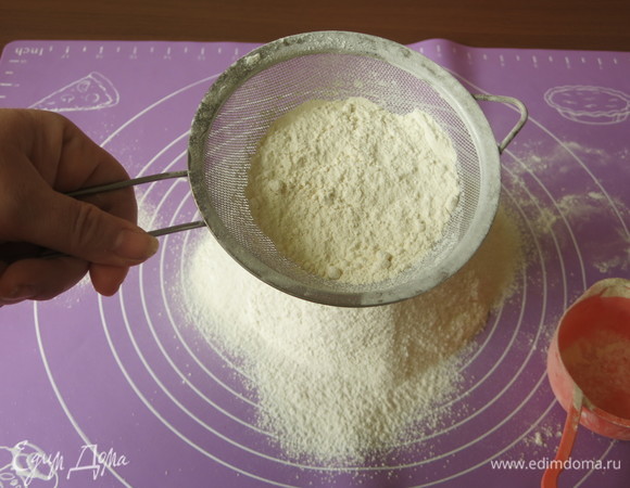Просеиваем муку, добавляем соль.
