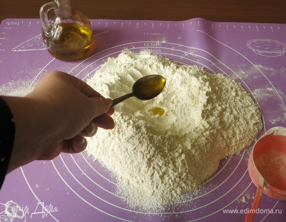 Делаем кратер, наливаем масло оливковое для эластичности.