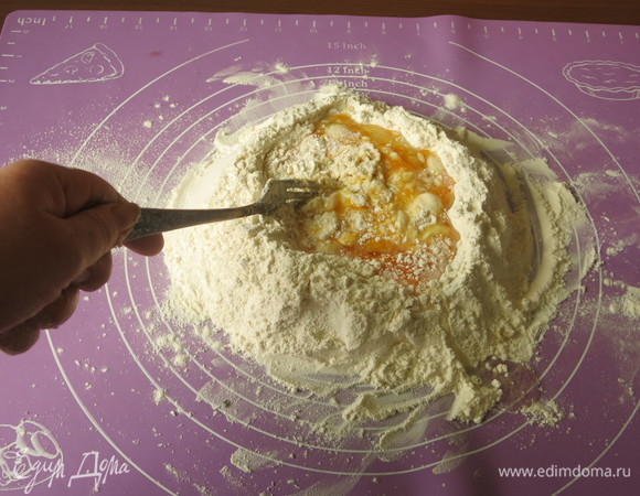 В кратер вбиваем яйца и аккуратно смешиваем вилкой.