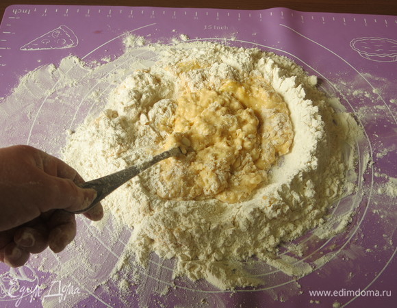 Подсыпаем мукой с краев.